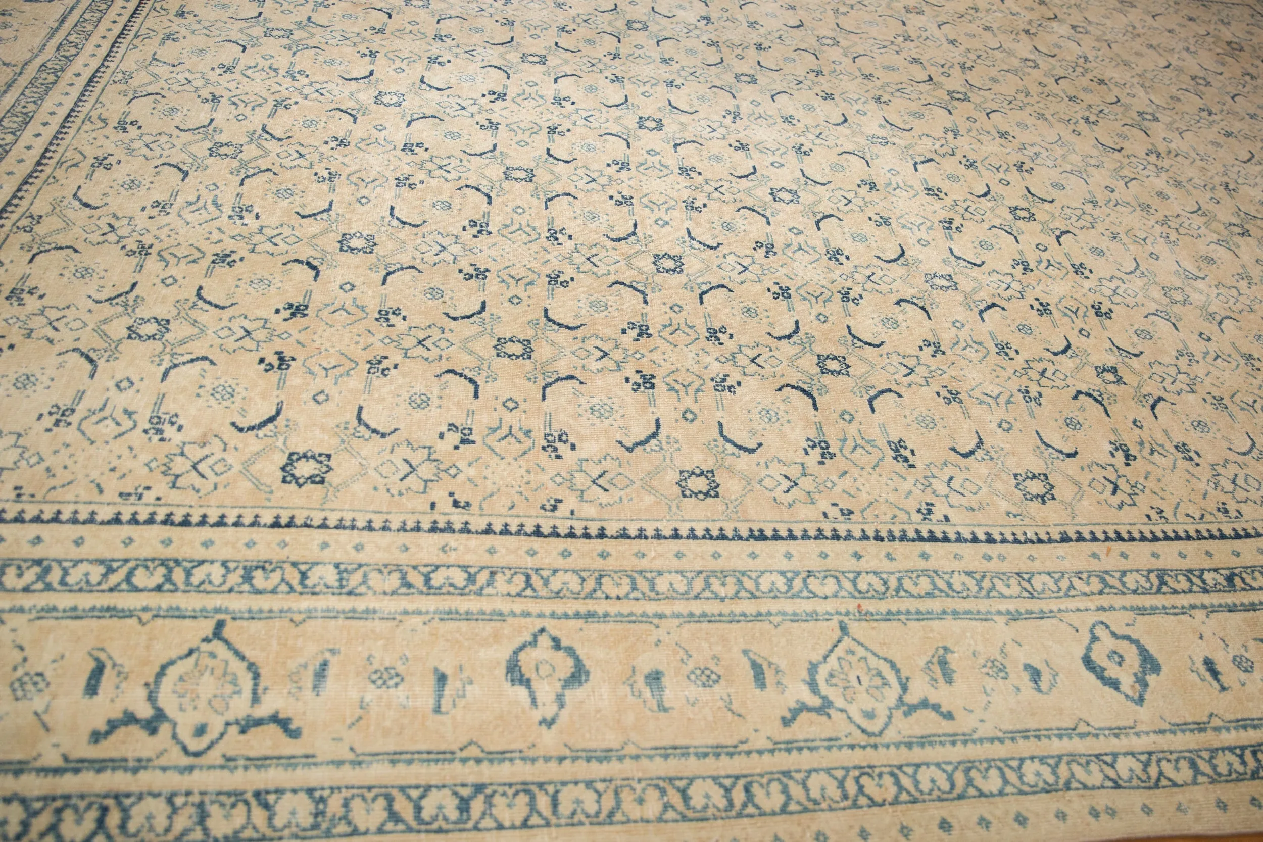 10x13.5 Vintage Distressed Mahal Carpet