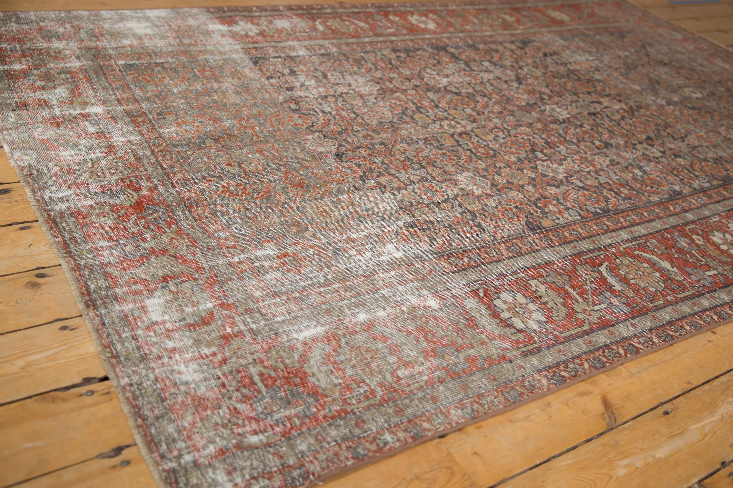 5.5x8.5 Vintage Distressed Mahal Carpet