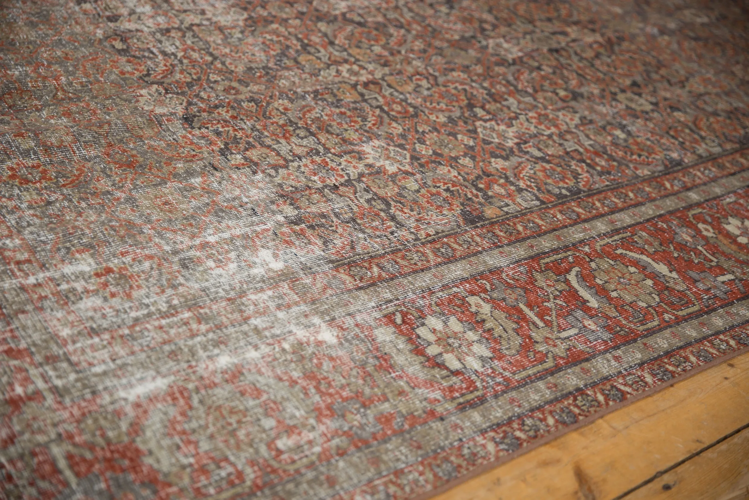 5.5x8.5 Vintage Distressed Mahal Carpet