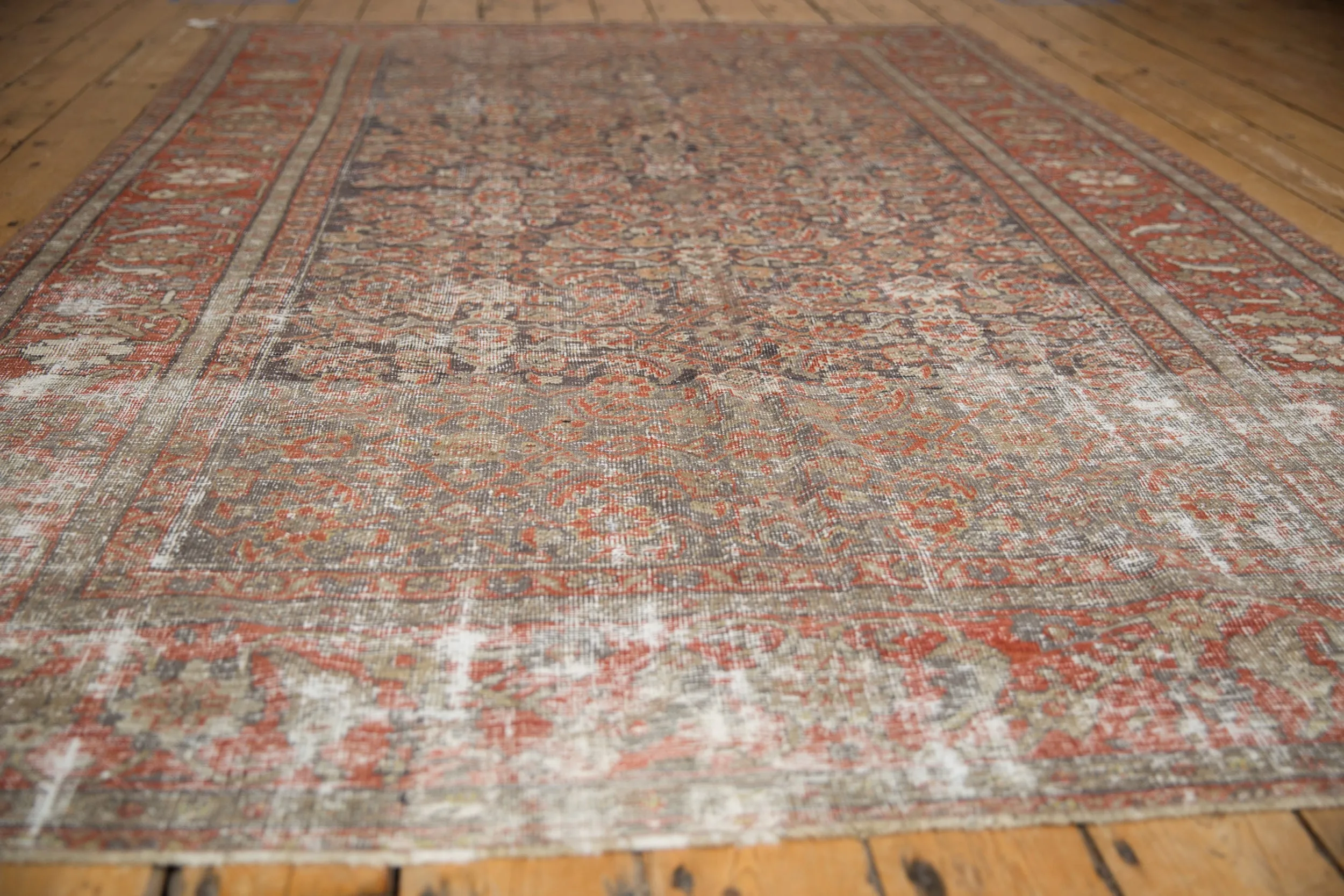 5.5x8.5 Vintage Distressed Mahal Carpet