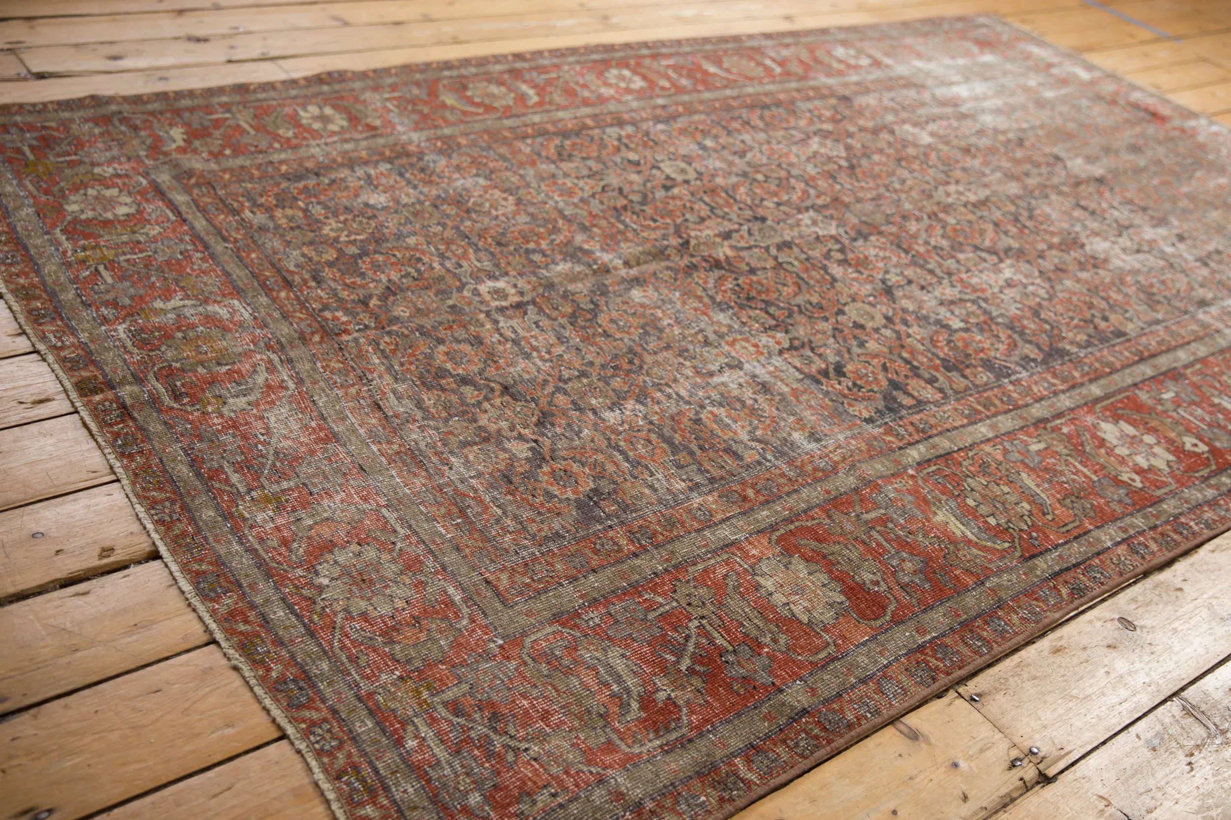 5.5x8.5 Vintage Distressed Mahal Carpet